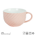 Acristalamiento de color rosa con la taza de sopa